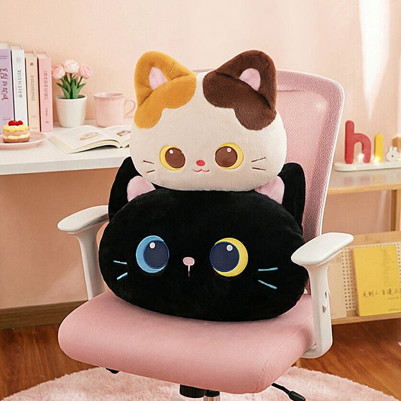 Lindo y adorable juguete de peluche y almohada de gato tricolor y gato negro